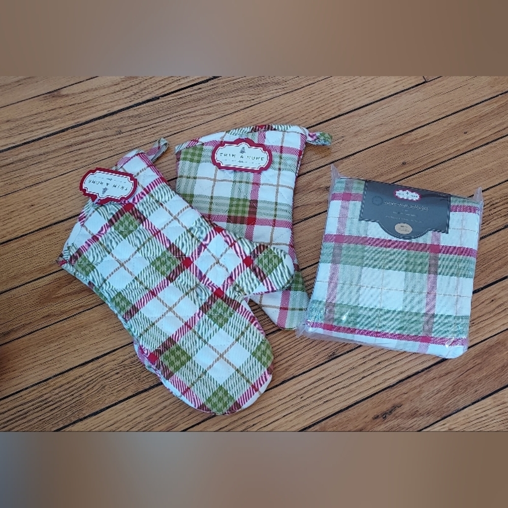Plaid Oven Mitt and Table Cloth Set